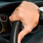 Можно ли оформить машину на человека без прав