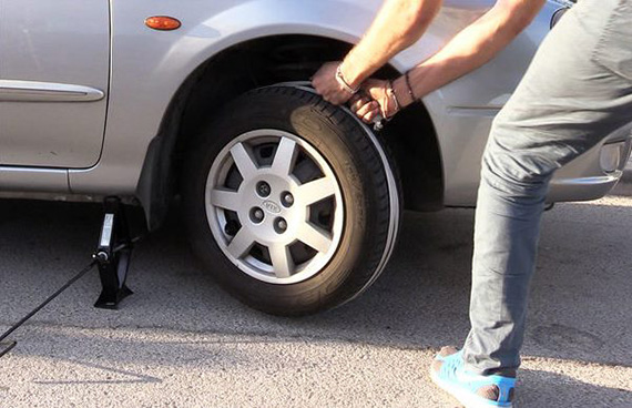 Как завести машину если сел аккумулятор одному